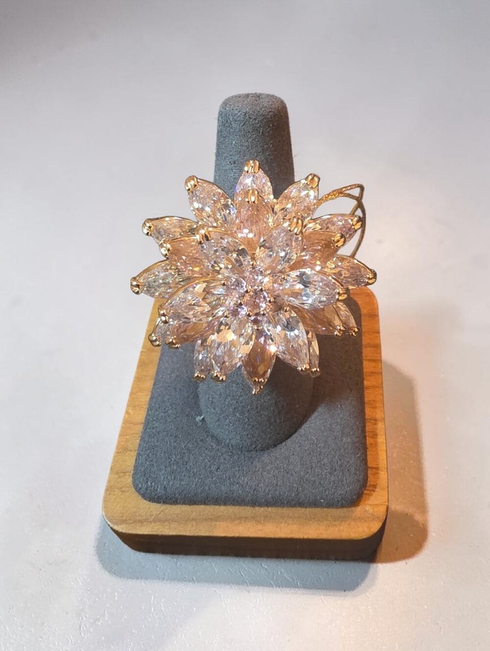 Nwt  Sassified Boutique Gold-Tone Crystal Flower Statement Ring - Clear Stones